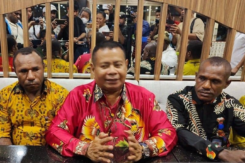 Ilustrasi berita Papua: Pengacara: KPK Hentikan Pemeriksaan Karena Gubernur Enembe Sakit