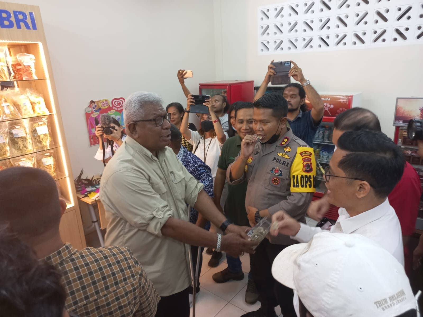 Ilustrasi berita Mimika: Pusat Galery UMKM Pertama di Mimika Resmi Dibuka, Plt Bupati Mimika Berpesan Terus Promosikan Produk Lokal