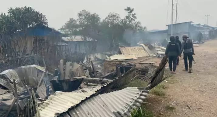 Ilustrasi berita Papua: Tumbal Meninggalnya Noldi Goo Bertambah, 82 Rumah dan 6 Kantor Pemerintah Kabupaten Dogiyai Dibakar, Sejumlah Warga Dilaporkan Hilang!!