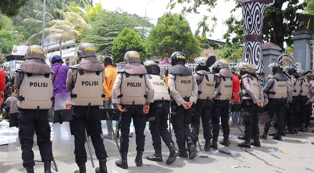 Ilustrasi berita Papua: Tiga Personel Polisi Terluka Saat Aksi Unjuk Rasa di Kota Jayapura, Satu Orang Terpaksa Dioperasi