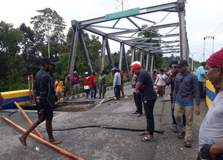 Ilustrasi berita Papua: Banjir Rendam Pemukiman Warga di Nabire, Jembatan Nyaris Roboh