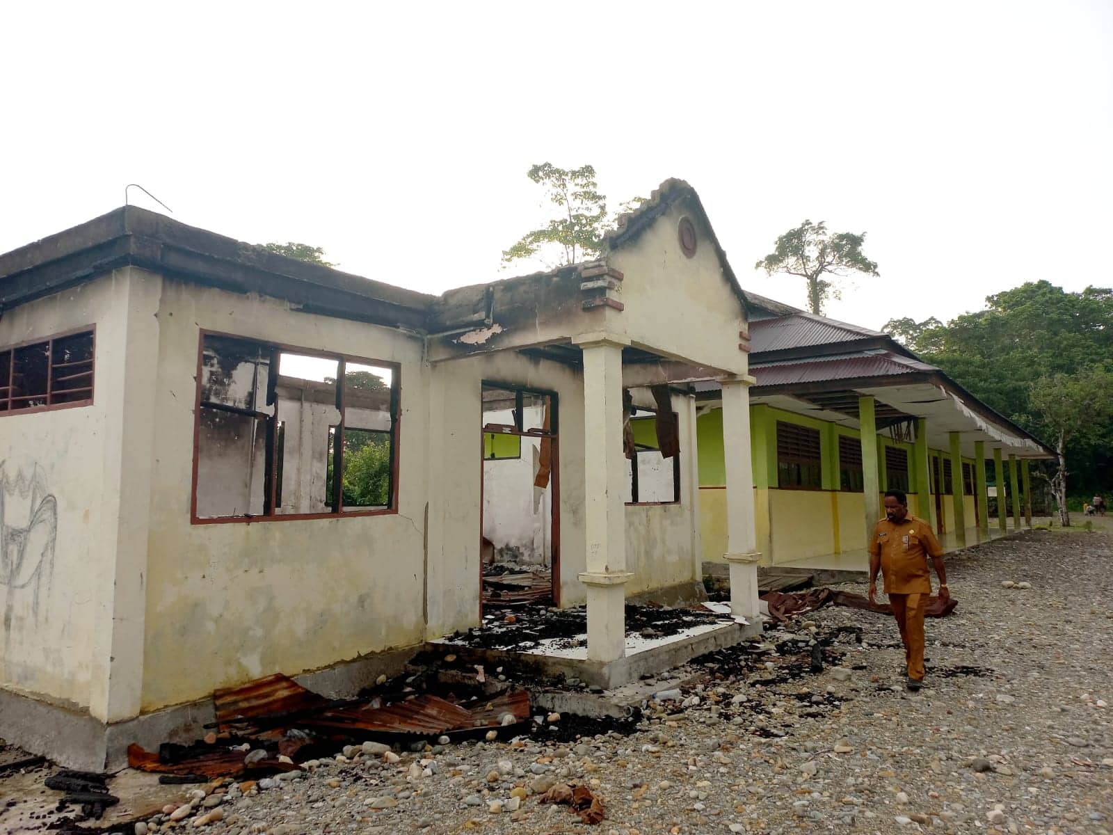 Ilustrasi berita Mimika: Tinjau Gedung SMP Negeri 9 Kwamki Narama yang Dibakar Pemabuk, Plt Kadis Pendidikan Mimika : Kondisi Menyedihkan !!!
