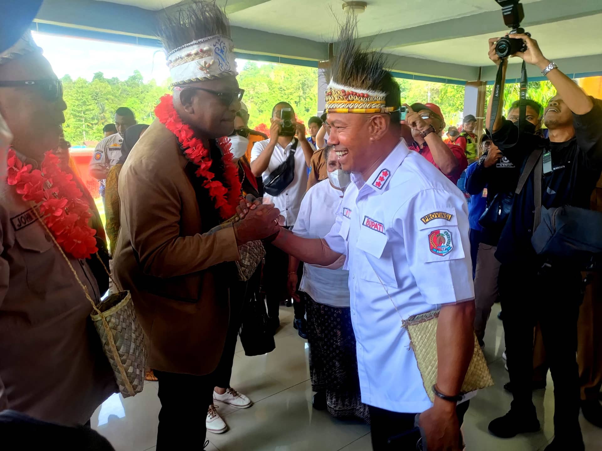 Bupati Mimika saat tiba di bandara Torea dan Disambut langsung oleh Bupati Fak-Fak