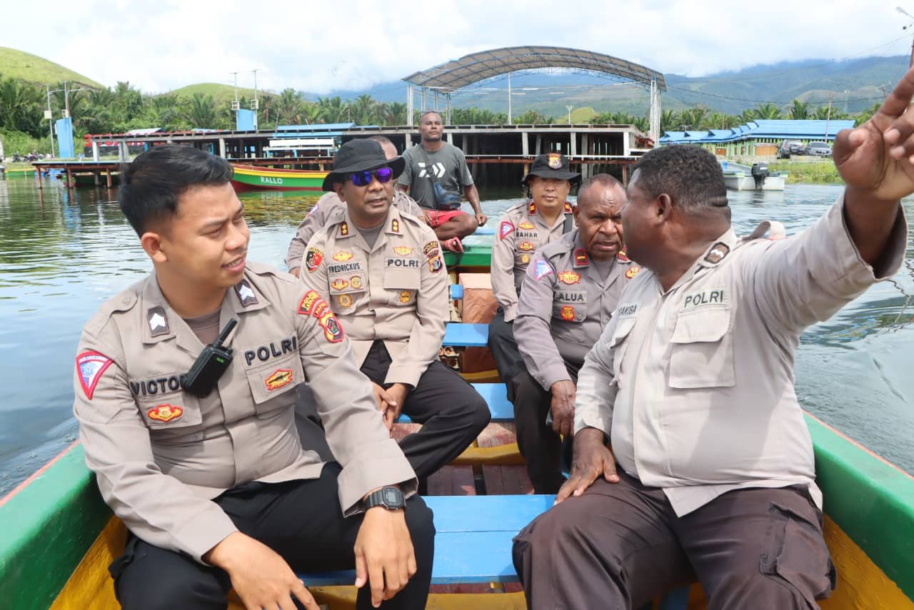 Ilustrasi berita Papua: Unik! Dengan Perahu Ketiting Polres Jayapura Bagikan Bingkisan Natal untuk Warga Disekitaran Danau Sentani