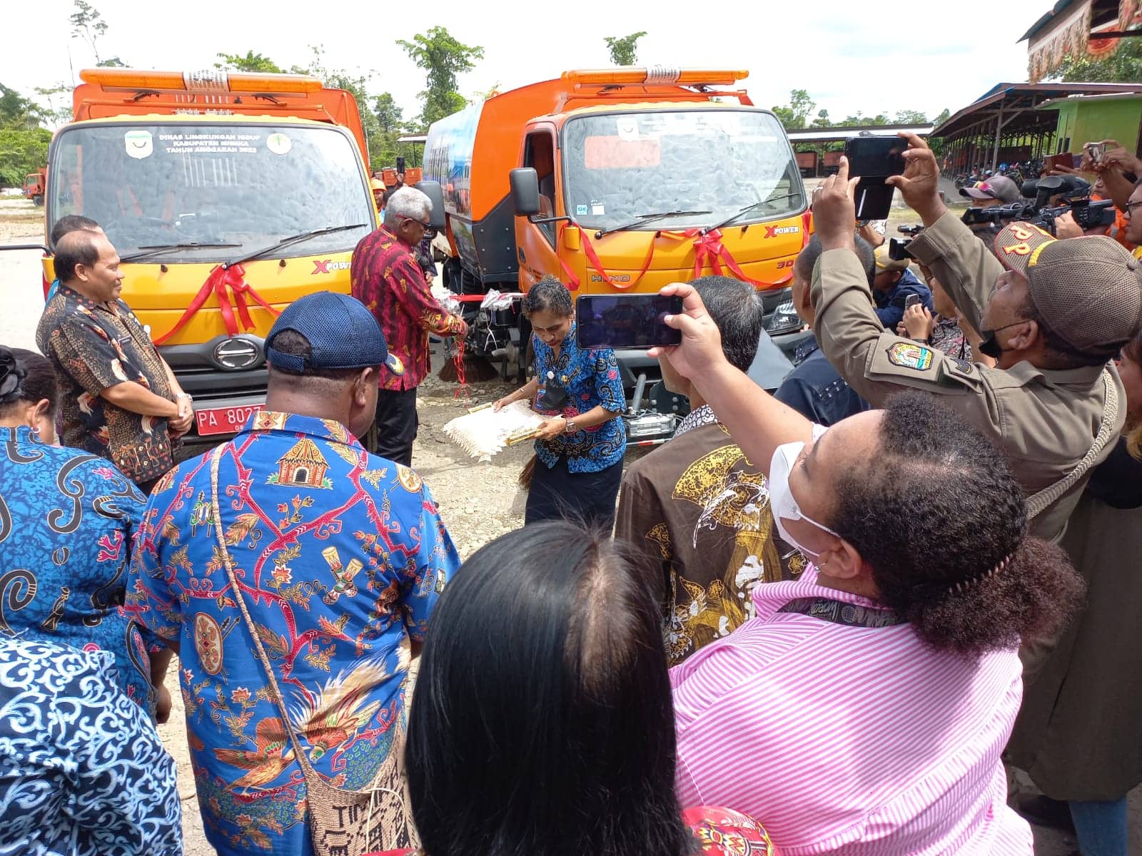 Ilustrasi berita Mimika: Baru Pertama di Kota Timika, Mobil Sapu Jalan dan Truk Compactor, Resmi Dilaunching Plt Bupati Mimika