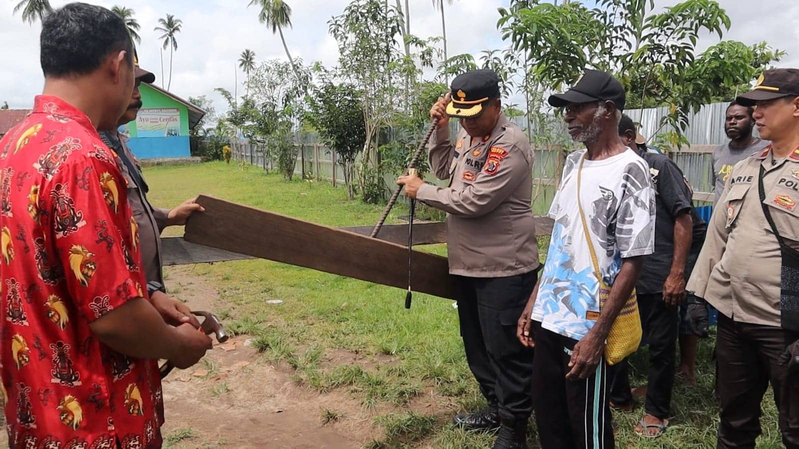 Ilustrasi berita Papua: Terkait Pemalangan SD Inpres Dagimon, Kapolres Mappi Utamakan Pendekatan Humanis untuk Luluhkan Hati Pemilik Ulayat