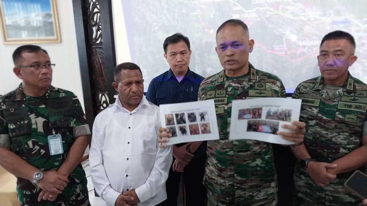 Ilustrasi berita Papua: Helikopter Jatuh, KKB Kodap XXXV Bintang Timur Pimpinan Ananias Atimin Gondol 10 Pucuk Senjata Api