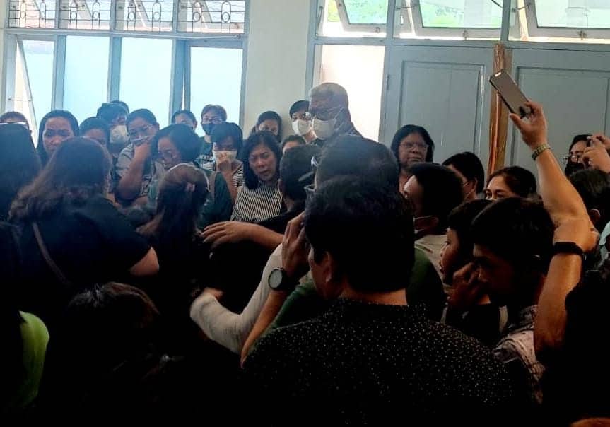 Ilustrasi berita Mimika: Plt Bupati Datangi Kamar Jenazah RSUD Mimika, Begini Kesaksian Anggota Rombongan Alm Kadis Kominfo Mimika