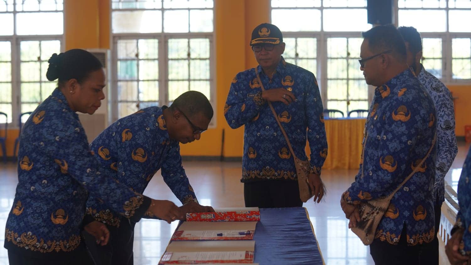 Ilustrasi berita Papua: Penjabat Bupati Serahkan DPA Kepada OPD dan SK P3K Formasi Guru Kabupaten Mappi