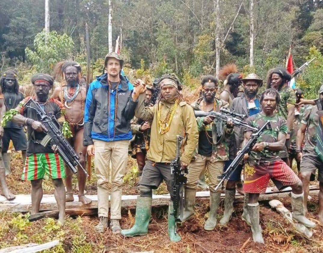 Ilustrasi berita Papua: Beredar Video Pilot Minta PBB Mediasi Konflik Bersenjata di Papua, Danrem 172/PWY : Itu Propaganda KST Arahan Dari Seby Sambom