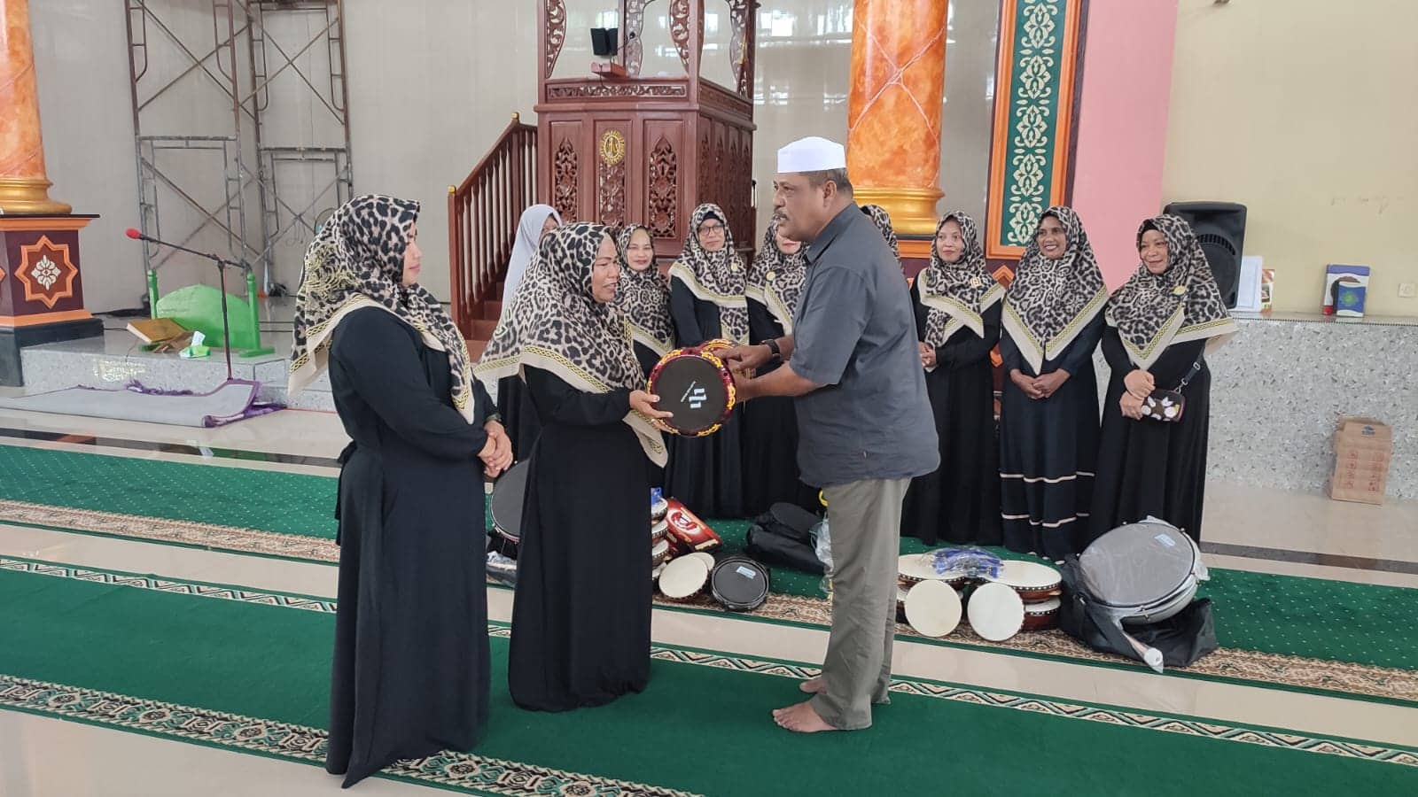 Ilustrasi berita Mimika: Ketua Hanura Mimika Serahkan Bantuan Alat Hadrah untuk Majelis Taklim Masjid Baiturrahman