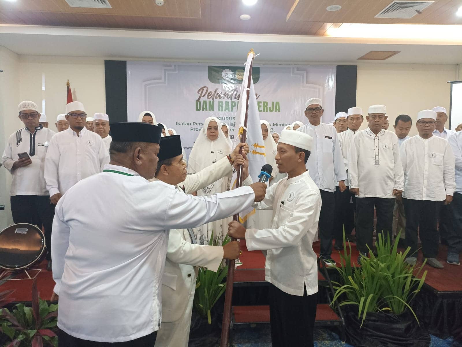 Ilustrasi berita Mimika: Pengurus Dilantik, Slamet Sutedjo Resmi Nahkodai Ikatan Persaudaraan Haji Kabupaten Mimika