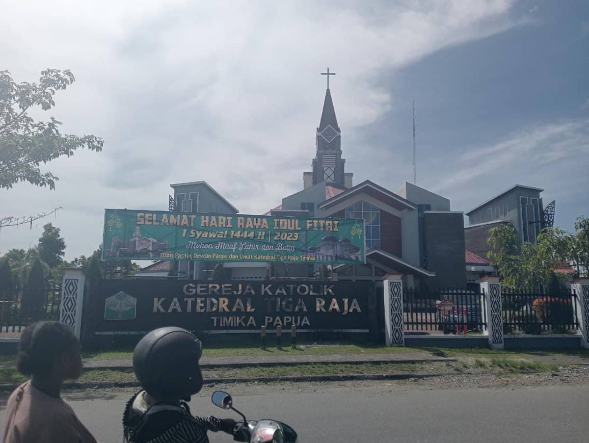 Ilustrasi berita Mimika: Katedral Tiga Raja Timika Pasang Spanduk Ucapan Idul Fitri 1444 H, Begini Pernyataan Pastor Paroki