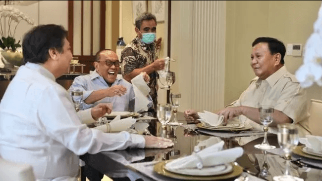 Ketum Gerindra Prabowo Subianto saat berkunjung ke rumah pribadi Aburizal Bakrie