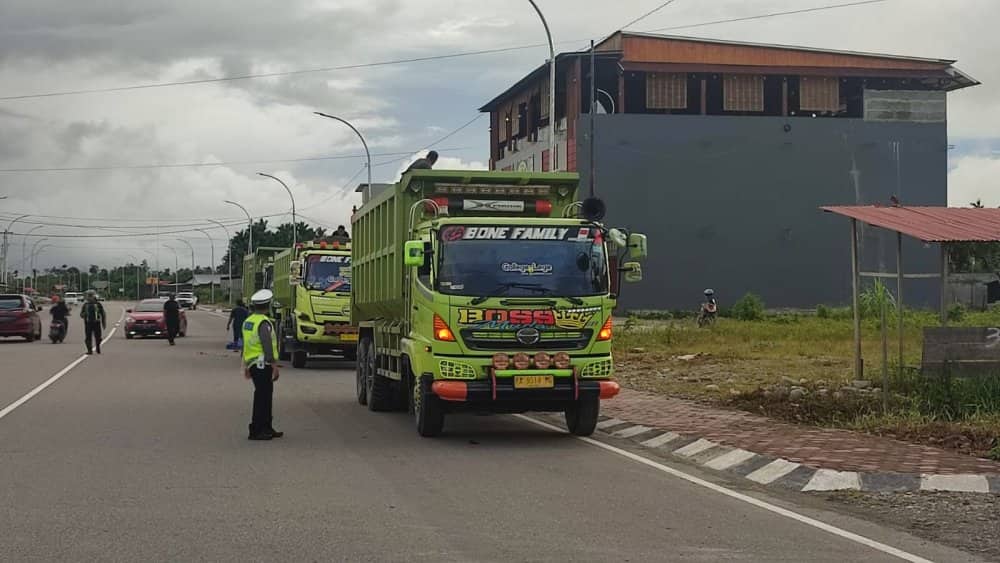 Ilustrasi berita Mimika: Semburan Pasir Membahayakan, Satlantas Polres Mimika Tindak Tegas Truk Material Tanpa Penutup Terpal