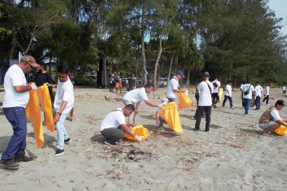 Ilustrasi berita JAYAPURA: Bersihkan Pantai Holtekamp, PLN dan Komunitas PTS Kumpulkan 27 Ton Sampah