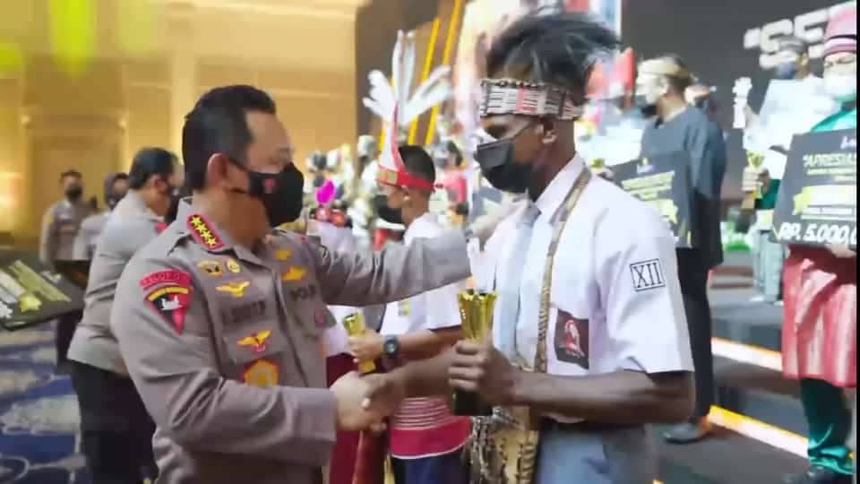 Ilustrasi berita Papua: Sepucuk Surat dari Seorang Remaja Asal Asmat Berhasil Taklukan Hati Kapolri, Akhirnya Lulus Bintara Polri 2023