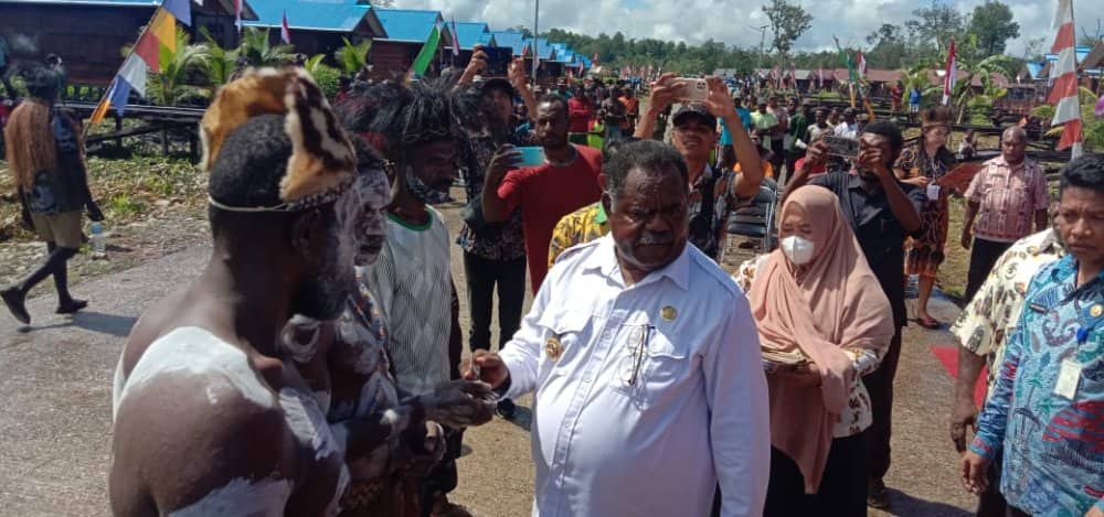 Ilustrasi berita Papua: Warga Terdampak Perluasan Bandara Ewer Terima Bantuan Rumah dari Kementerian PUPR