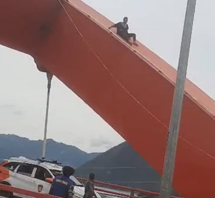 Ilustrasi berita JAYAPURA: Masalah Dengan Pacar, Seorang Warga Jayapura Viral di Media Sosial Saat Terekam Naik di Atas Jembatan Merah