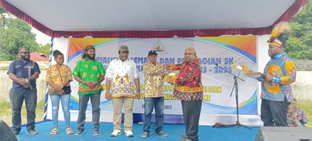 Ilustrasi berita Mimika: Dijabat Fransiskus Pinimet, Menagawan Lemasa Serahkan SK Kepengurusan Periode 2023 - 2028