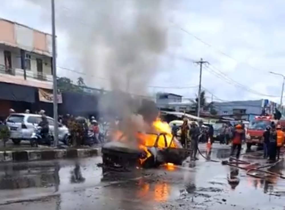Ilustrasi berita Mimika: Breaking News: Viral! Mobil Sedan Diduga Penyedot BBM Subsidi Terbakar di Timika