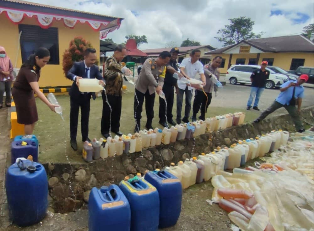 Ilustrasi berita Mimika: 1.324 Liter Miras Lokal Hasil Sitaan Polres Mimika dari Penumpang Kapal Pelni Dimusnahkan