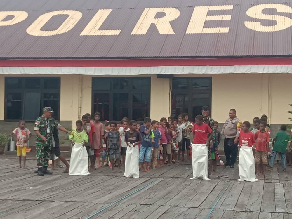Ilustrasi berita Papua: Seru, Lomba Lari Karung di Asmat, Kapten Inf Hermanus Kopong: Anak-Anak Begitu Bahagia Dalam Permainan Ini