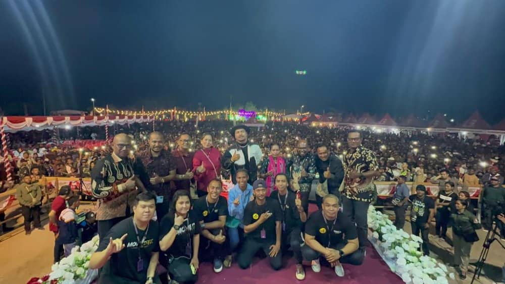 Ilustrasi berita Papua: Wizz Baker, Dave Baransano dan Iren Akwan Sukses Hibur Masyarakat Mappi