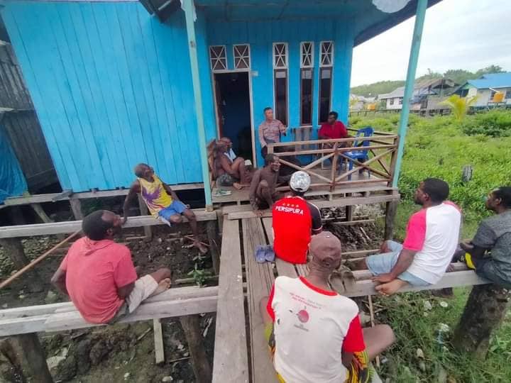 Ilustrasi berita Papua: Jumat Curhat, Kapolsek Agats Bersama Anggota Turun ke Perkampungan Pedalaman Asmat