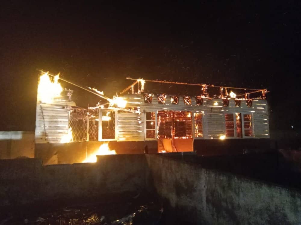 Ilustrasi berita Papua: Tadi Malam, Kantor BKPSDM Dogiyai Hangus Terbakar, Terdengar Bunyi Letusan dari Kobaran Api