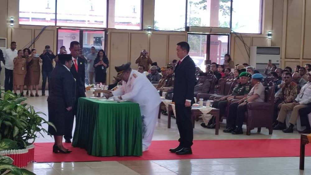 Ilustrasi berita Mimika: Diaktifkan Kembali Sebagai Bupati Mimika, Eltinus Omaleng Ajak Semua Bergandengan Tangan Bangun Mimika