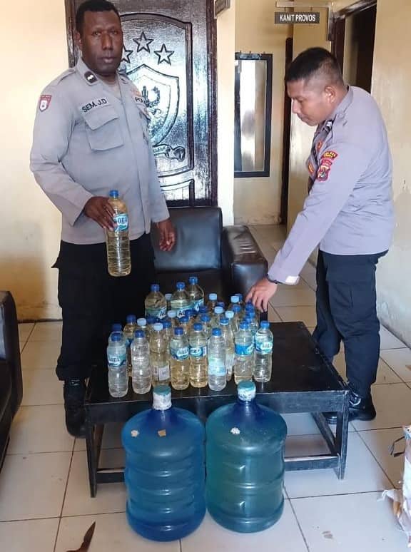 Ilustrasi berita Mimika: Puluhan Liter Sopi Asal Dobo dan Pemiliknya Diamankan Polisi