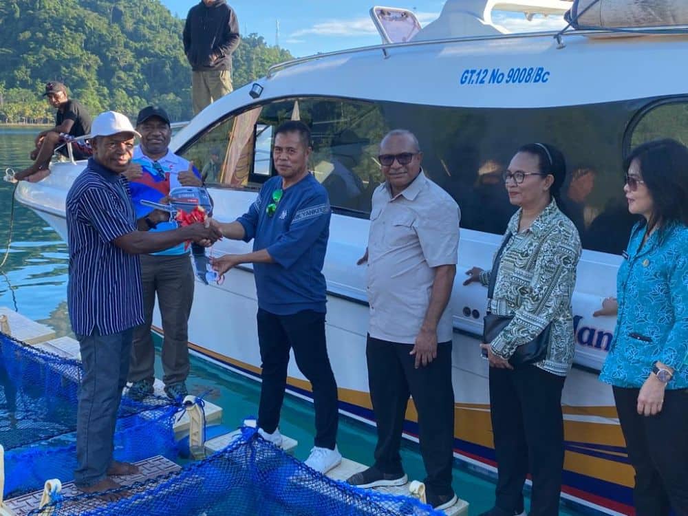 Ilustrasi berita JAYAPURA: Pj Gubernur Rumasukun Serahkan Bantuan Keramba Jaring Apung di Serui