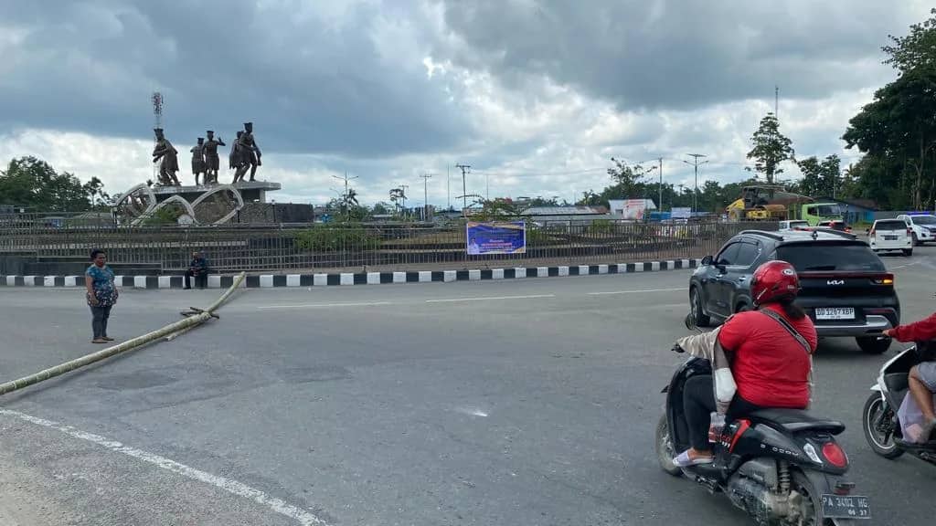 Ilustrasi berita Mimika: Tidak Juga Dapat Ganti Rugi, Pemilik Lahan Kembali Blokade Bundaran Petrosea, Lalulintas Sempat Terhambat