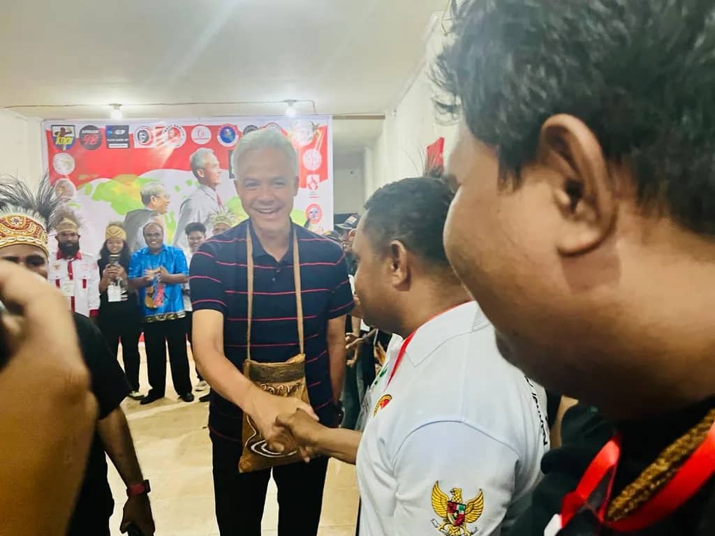 Ilustrasi berita PEMILU 2024: Capres Ganjar Pranowo Safari Politik ke Jayapura, Resmikan Sekretariat Pemenangan dan Bertemu Relawan
