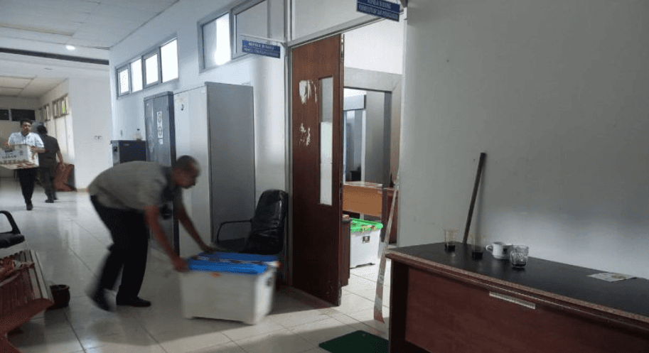Petugas Kejari Natuna memindahkan barang barang milik Disperindagkopum setempat guna melakukan pemeriksaan, di Natuna