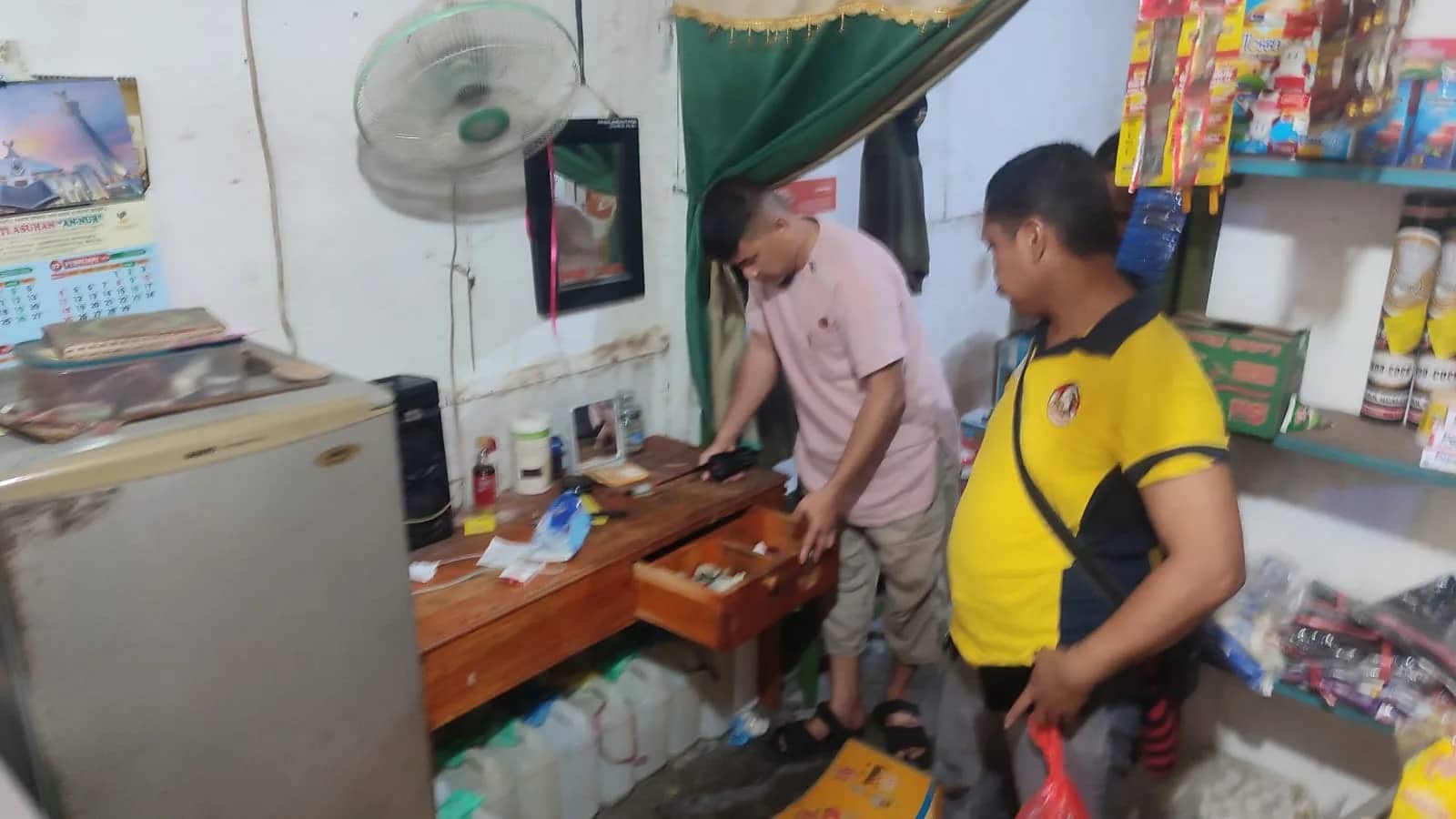 Polisi saat melakukan olah TKP