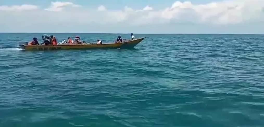 Ilustrasi berita Papua: Long Boat Berpenumpang 23 Orang Terombang-Ambing di Perairan Kaimana, Ini Penyebabnya