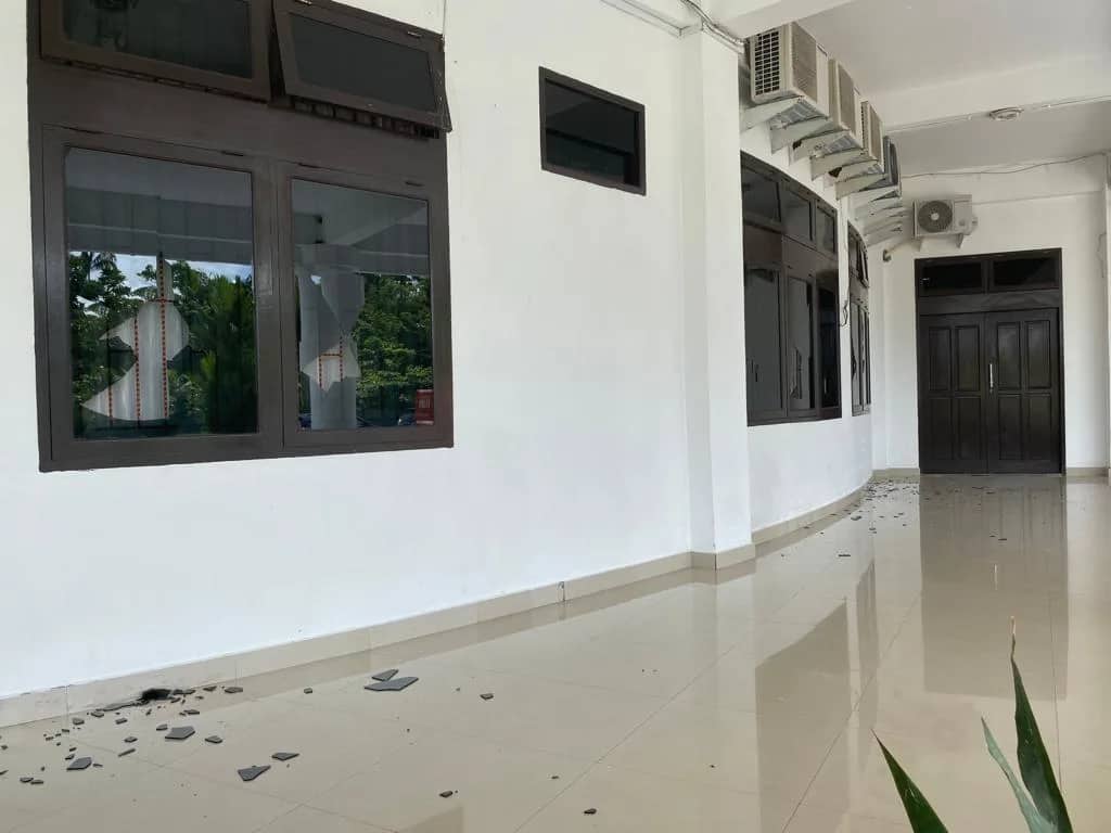 Ilustrasi berita Mimika: Kantor DPRD Mimika Dirusak Lima Orang OTK, Bawa 20 Liter Bensin Diduga Pelaku Hendak Bakar Gedung Dewan