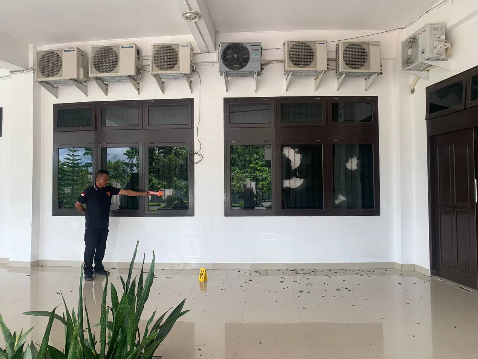 Ilustrasi berita Mimika: Olah TKP Pengrusakan Kantor DPRD Mimika Polisi Amankan CCTV, Kabid Humas: 27 Jendela Dirusak
