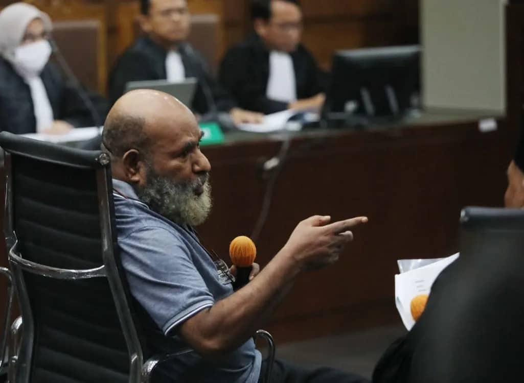 Ilustrasi berita Papua: Vonis Diperberat 10 Tahun, Lukas Enembe Juga Wajib Bayar Uang Pengganti Rp 47,8 Miliar