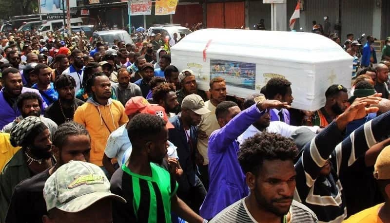 antarafoto arak arakan jenazah lukas enembe di papua 28122023 gt 4