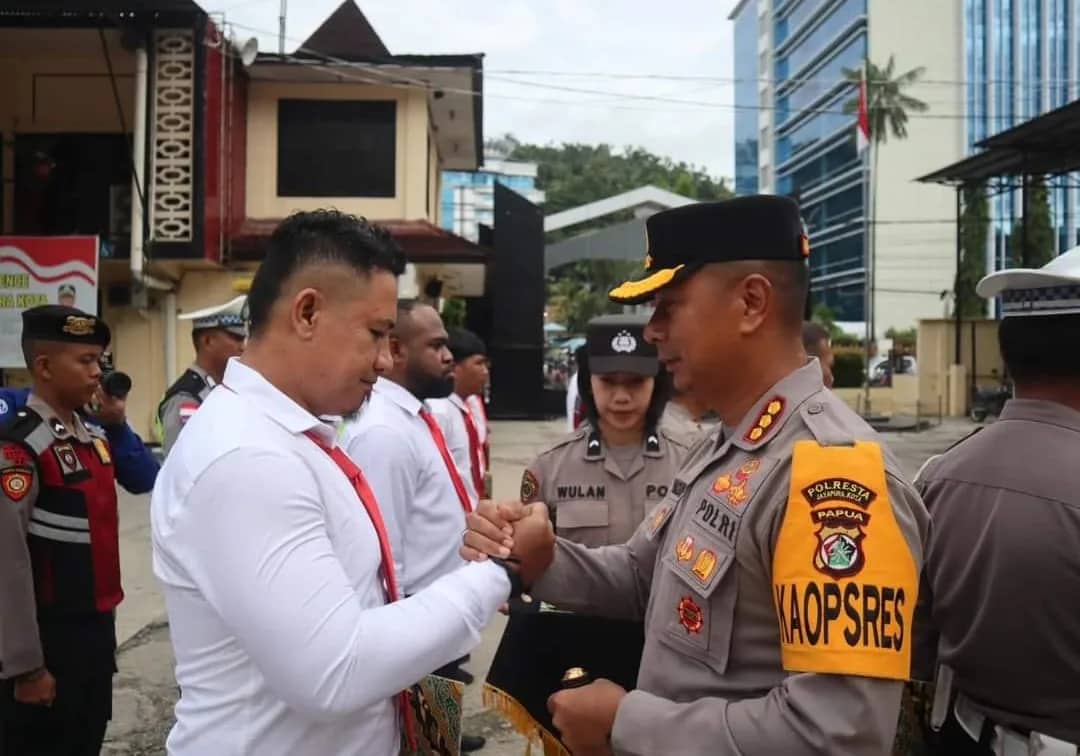 Ilustrasi berita JAYAPURA: Selamatkan Pelaku dari Amukkan Massa dan Bongkar Kasus Pembakaran Pasar Youtefa, 16 Personel Polresta Terima Piagam Penghargaan