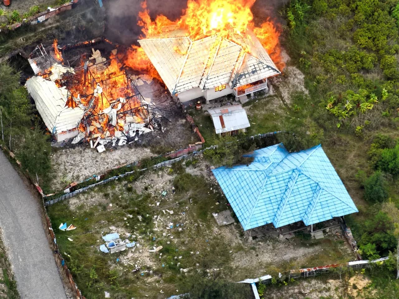 Ilustrasi berita Papua: Makin Beringas, Kelompok Kriminal Bersenjata Bakar Empat Rumah Dinas Milik Pemerintah di Sugapa Intan Jaya