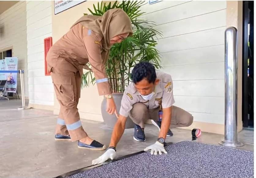 Ilustrasi berita Mimika: Tekan Penyebaran Virus ASF, Balai Karantina Papua Tengah Pasang Karpet Desinfektan di Bandara Mozes Kilangin Timika