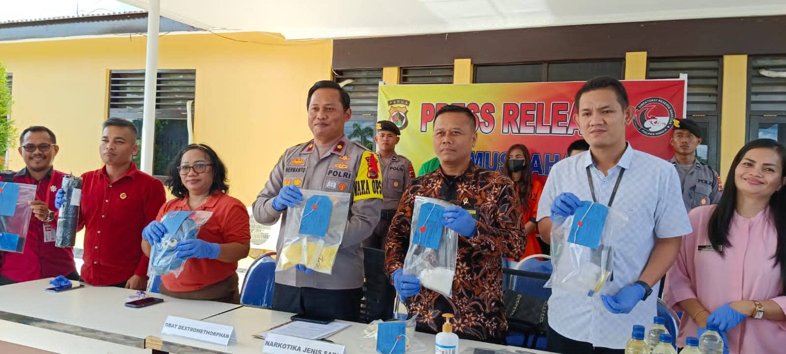 Ilustrasi berita Mimika: Polres Mimika Musnahkan Sabu, Dextromethopan, dan Sopi, Tersangka Terancam 15 Tahun Penjara