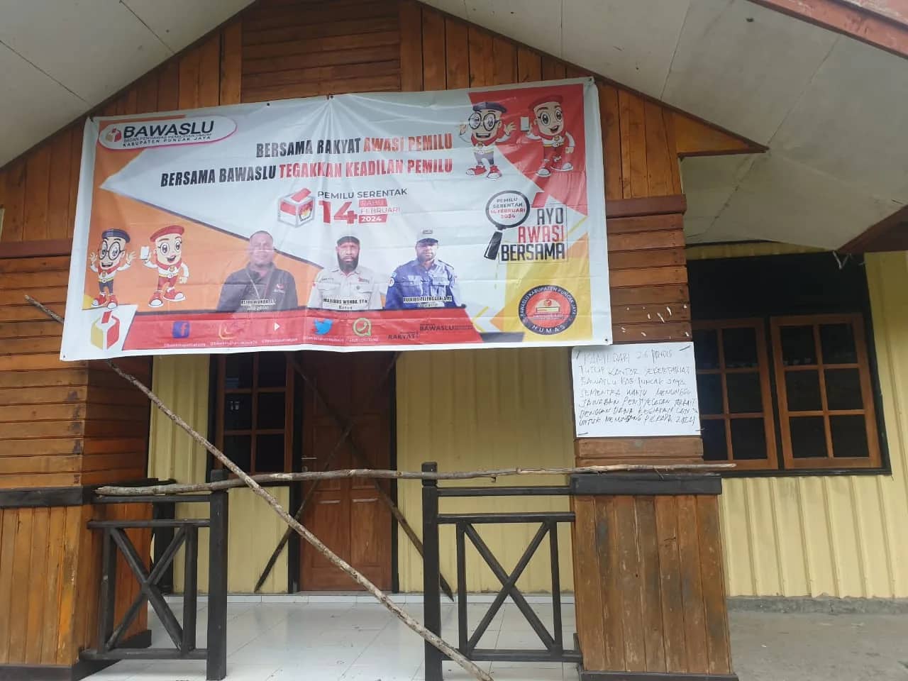 Ilustrasi berita Papua: Dana Belum Cair, 26 Pengawas Tingkat Distrik Palang Kantor Bawaslu Puncak Jaya