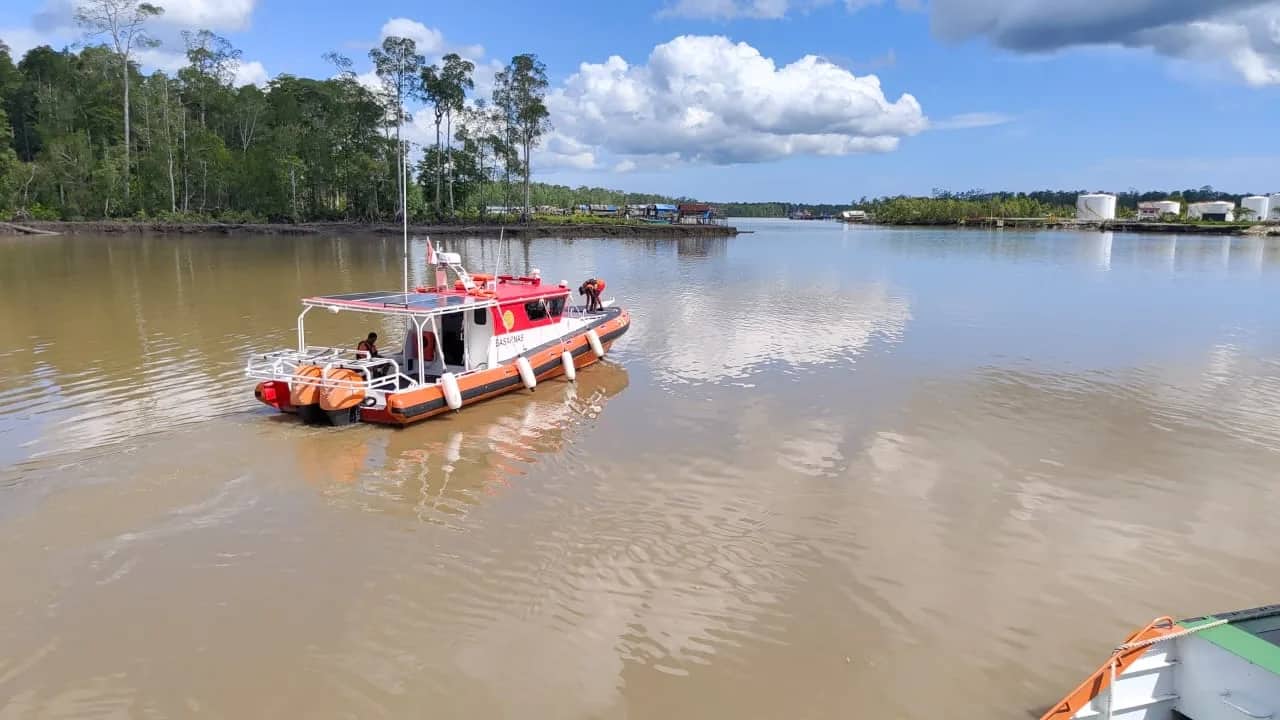 Ilustrasi berita Mimika: Tersambar Petir, KM. Bayu Sentosa 03 Terbakar di Perairan Amar Timika, Kapten Kapal Hilang