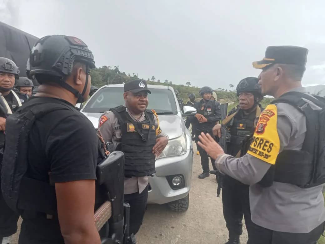 Ilustrasi berita Papua: Sekelompok Warga Serang Personel Pengamanan TPS di Dogiyai, Kapolres Turut Dikepung