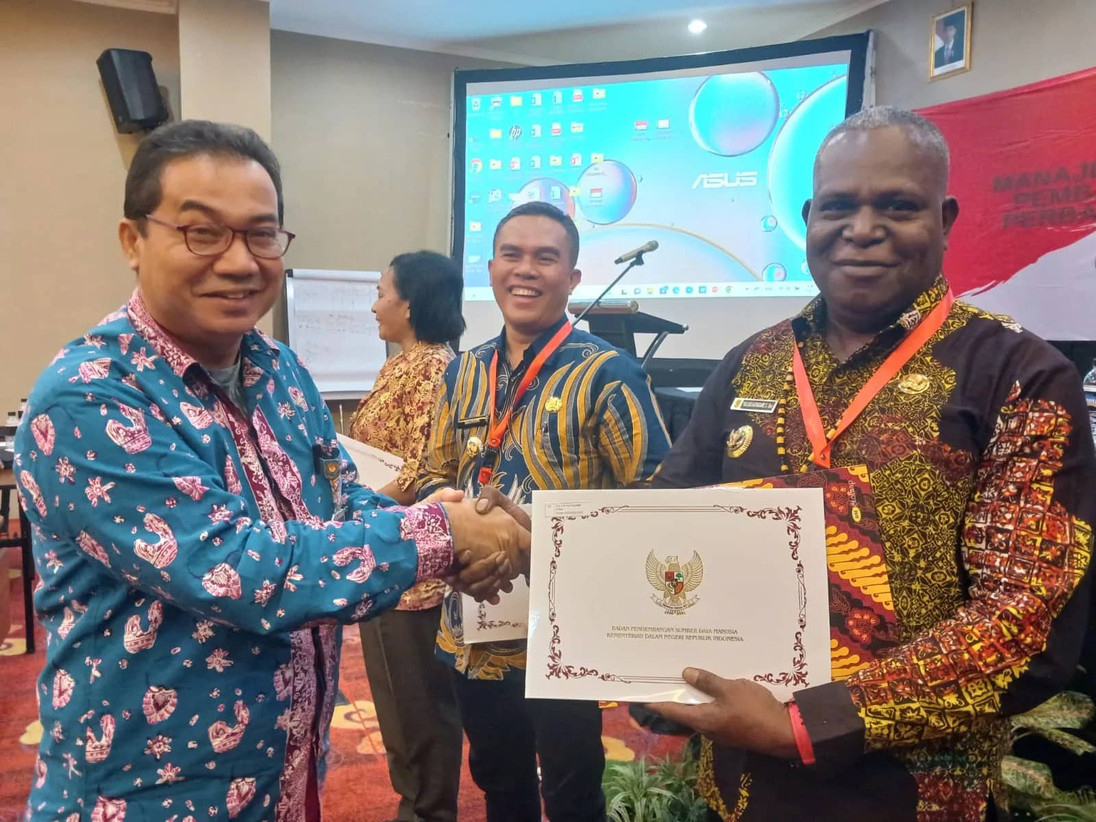 Ilustrasi berita Mimika: Bangga! Putra Amungme, Yulius Katagame Terpilih Sebagai Camat Terbaik Ketiga se-Indonesia